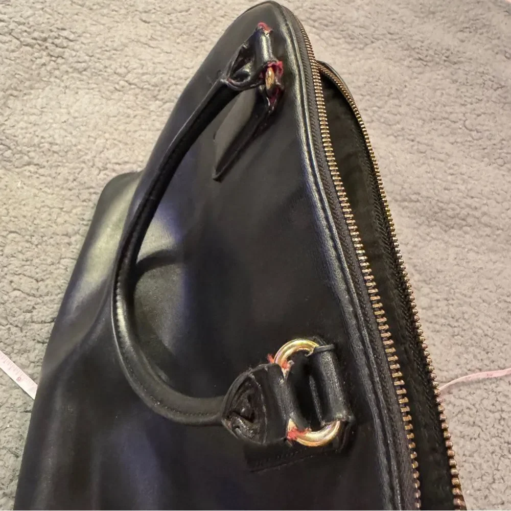 Express Elegant Black Leather Handbag